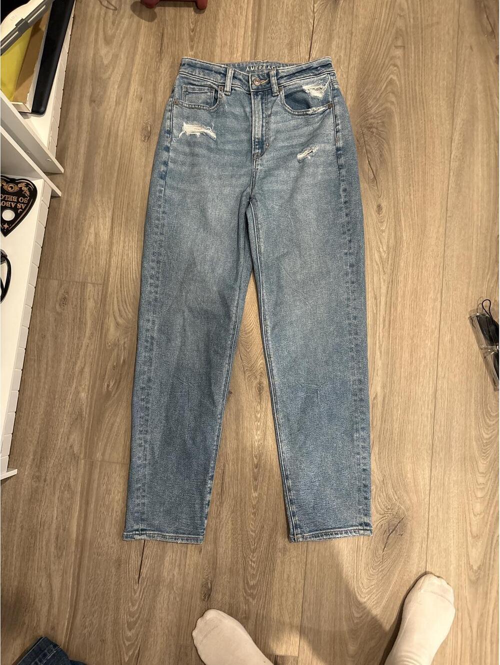 American Eagle Mom Straight Jean Stretch Distressed Light Wash Denim US Size 2